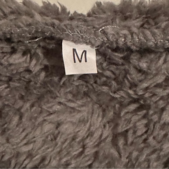 Super soft plush hoodie with pockets Sz M - Picture 2 of 4